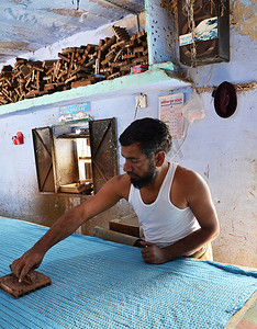 印度焦特布尔-2015 年 1 月 2 日：印度焦特布尔一家小工厂的纺织工人。