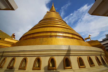 金色十字架摄影照片_泰国曼谷抽象十字架 l 金色在寺庙屋顶风中