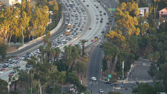 城际摄影照片_美国加利福尼亚州洛杉矶大都市繁忙的高峰时段城际公路。