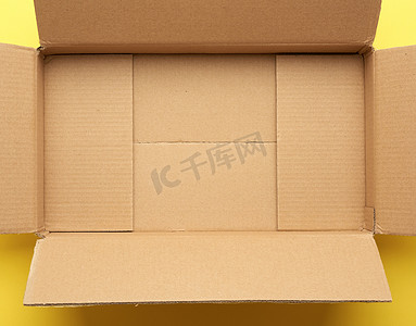 空空的箱子摄影照片_空的开放纸板棕色箱子，底部