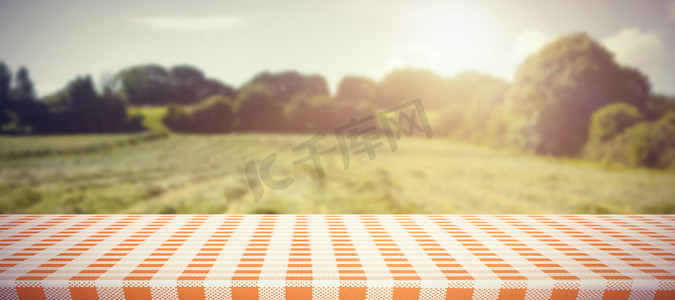 橙色和白色桌布的复合图像