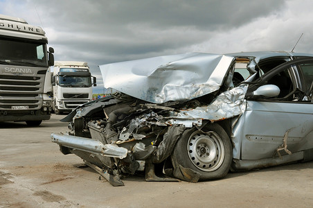 涉及汽车和卡车的事故。