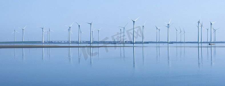荷兰泽兰省菲利普斯丹附近水中倒影的风力涡轮机