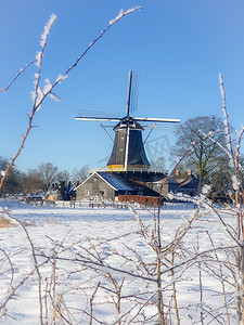 Pelmolen Ter Horst，Rijssen Netherlands 在多雪的天气期间积雪的风车