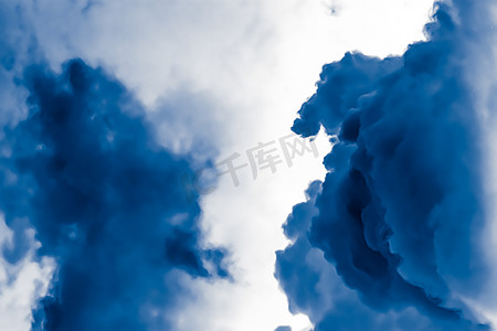 封面背景简约摄影照片_简约的蓝色多云背景作为抽象背景，最小值