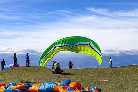 意大利 Monte San Vicino - 2020 年 11 月 1 日：山区滑翔伞。