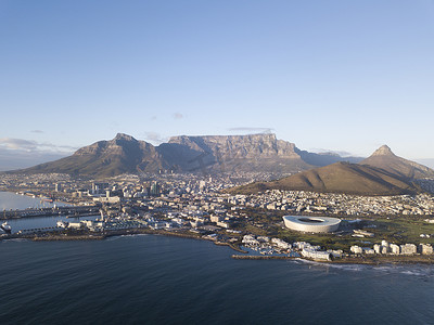 大海旅行摄影照片_南非开普敦与桌山的鸟瞰图
