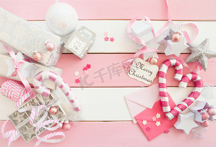 粉色彩带背景摄影照片_粉色圣诞装饰品