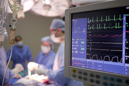 医院手术室的心脏监测器和静脉滴注
