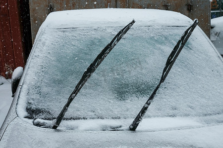 结满了摄影照片_车上凸起的雨刷上结满了冰雪。