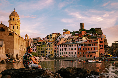 vernazza摄影照片_意大利五渔村 Vernazza 风景如画的沿海村庄。