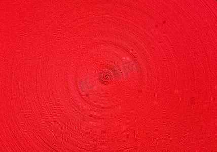红色吊带制成的红色抽象圆形图案