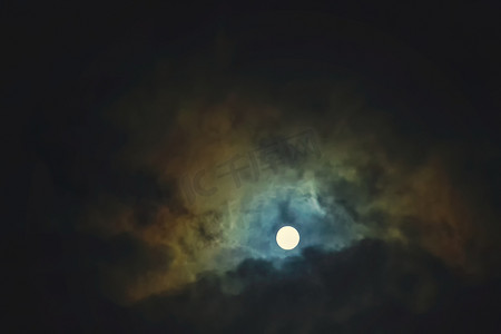 圣光天空摄影照片_在剧烈的多云天空的满月