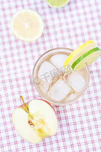 “加柠檬和酸橙的水，加冰的玻璃杯中的苹果”