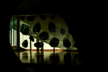 阳光透过玻璃窗照射到舞厅的地板和墙壁上。