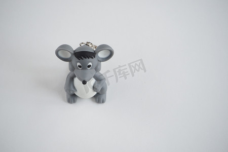 背景鼠年摄影照片_在白色背景上的儿童玩具老鼠。