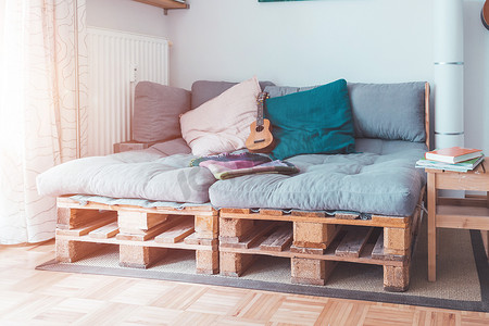 简单的生活方式：有调色板家具、调色板沙发的舒适客厅