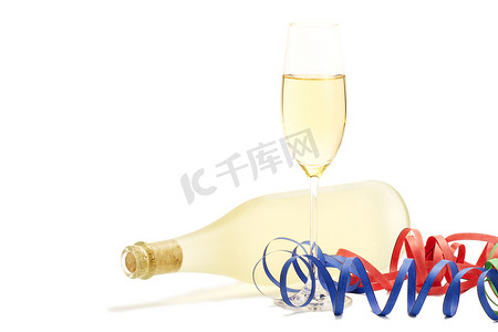 普罗赛克酒瓶前放着香槟和流光的玻璃杯