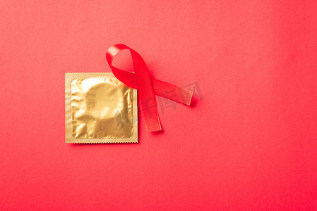 红色蝴蝶结丝带标志 HIV、艾滋病癌症意识和避孕套