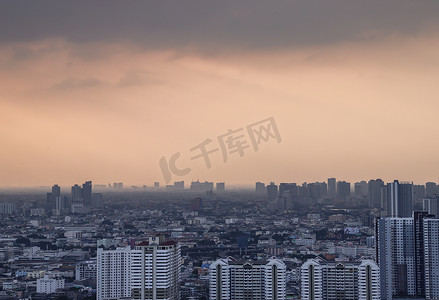 日落前曼谷的城市景观营造出充满活力的感觉，为即将到来的一天做好准备。