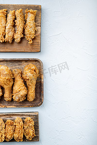 白色背景的韩国烤肉炸鸡，顶视图，带复制空间