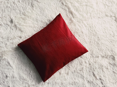 床平面图摄影照片_白色蓬松格子毯上的红色垫枕作为平躺背景、卧室顶视图和家居装饰