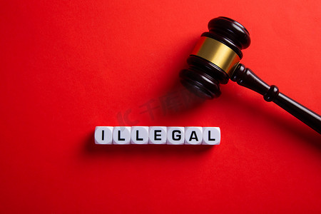 出境背景摄影照片_移民法。红色背景上的非法词。
