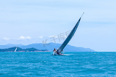 帆船大海摄影照片_2015 年苏梅岛帆船赛，泰国 - 5 月 23 日至 30 日：在查汶海滩举办的活动