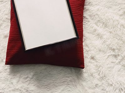 艺术框摄影照片_带有空白复制空间的黑色薄木框作为海报照片打印模型、红色垫枕和蓬松的白色毯子、平躺背景和艺术产品