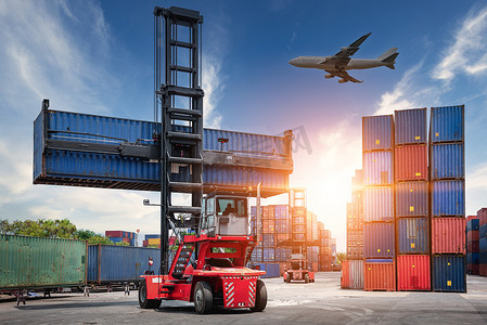 物流运输行业的集装箱货物港口船场存储。