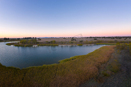 特茹摄影照片_葡萄牙阿连特茹日落时的湖无人机鸟瞰图