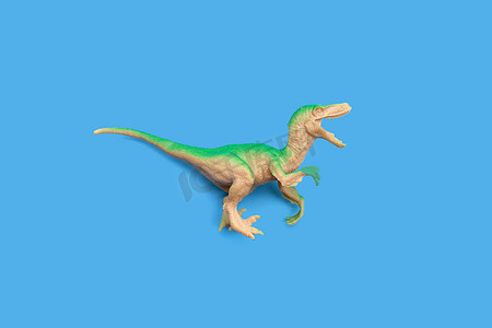 在蓝色背景的塑料恐龙玩具。
