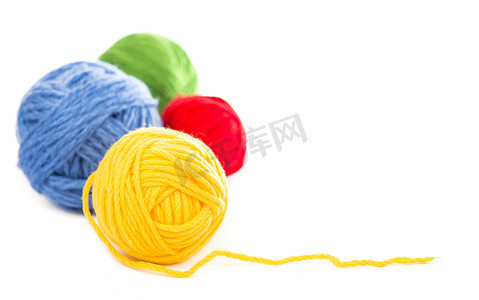 蓝色毛线摄影照片_白色背景上的蓝色、红色和黄色羊毛线球