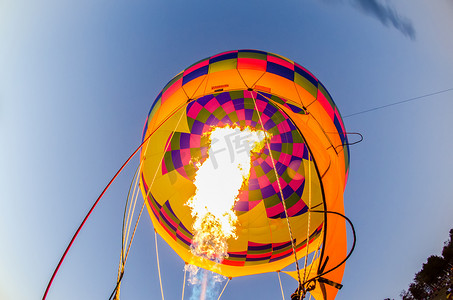 在热气球节上，火加热了热气球内的空气