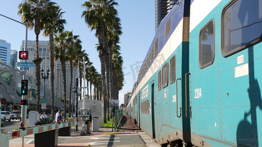美国加利福尼亚州圣地亚哥 — 2020 年 2 月 13 日：过山车通勤者和棕榈树，美国的公共铁路交通。