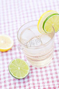 加冰的玻璃杯中加柠檬和酸橙的水