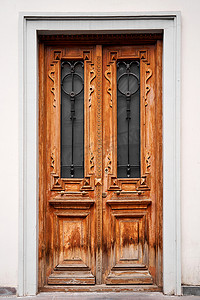 复古大门摄影照片_大气复古木制大门。