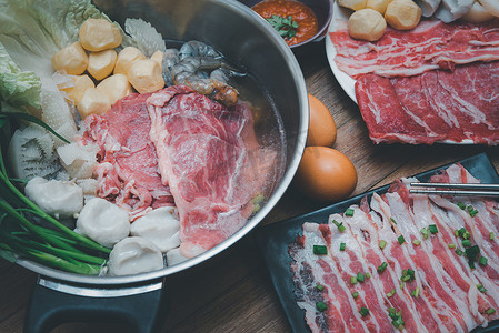 牛肉寿喜锅摄影照片_在火锅中烹饪食物以制作寿喜烧或涮锅