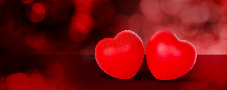 红色散景背景上的两个心形，抽象闪闪发光，2 月 14 日情人节，爱情的象征和浪漫的周年纪念，浪漫的情侣签名，没人，假日概念。