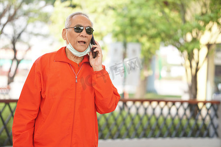 亚洲老人用智能手机聊天