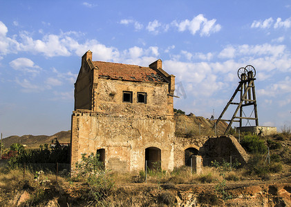 La Union 村矿山废弃建筑和机械遗迹