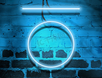蓝色霓虹发光的圆圈和线挂在旧砖墙背景上，电线连接