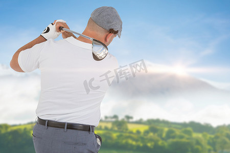 创意合成镭射摄影照片_高尔夫球手击球的合成图像