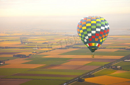 在气球的鸟瞰图有荷兰风景的