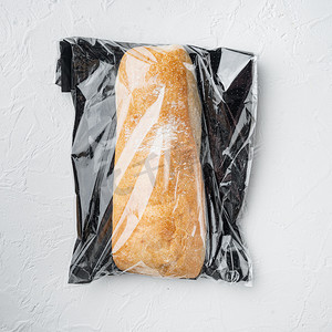 塑料袋中的恰巴塔帕尼尼面包，白色背景，顶视图平躺