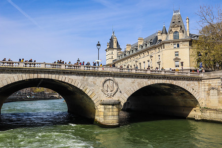 巴黎/法国 — 2019年4月5日：横跨塞纳河的圣米歇尔桥和巴黎美丽的历史建筑