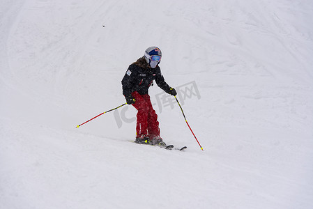 Covid19 时代安道尔 Grandvalira 滑雪胜地比利牛斯山脉滑雪场的年轻女子