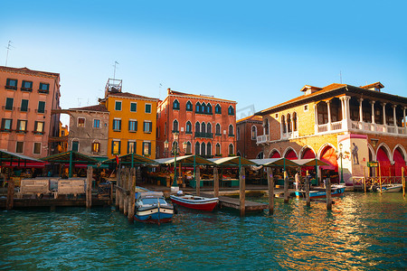 “从大运河看意大利威尼斯的里亚托市场”