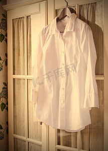 衣架上的白色棉质衬衫