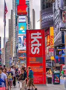 点赞新时代摄影照片_纽约城 — 2013 年 6 月 11 日：著名旅游胜地时代广场拥挤的游客
